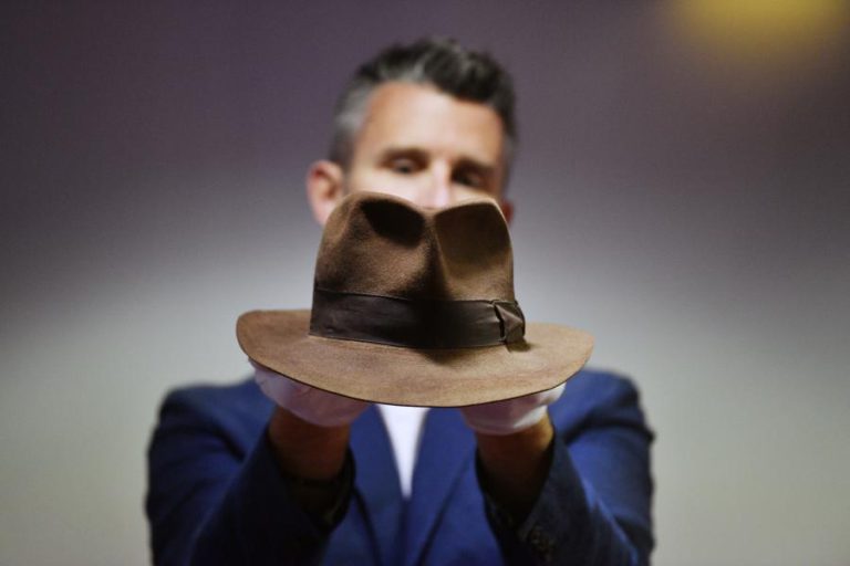 CHAPÉU DE INDIANA JONES VENDIDO POR 443 MIL EUROS NUM LEILÃO EM LONDRES