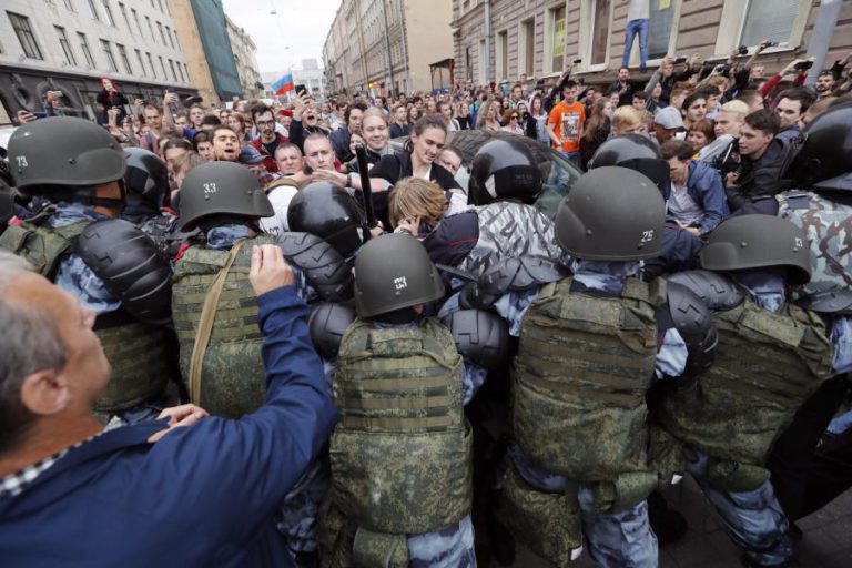 MAIS DE MIL PESSOAS DETIDAS NA RÚSSIA EM MANIFESTAÇÕES CONTRA O GOVERNO