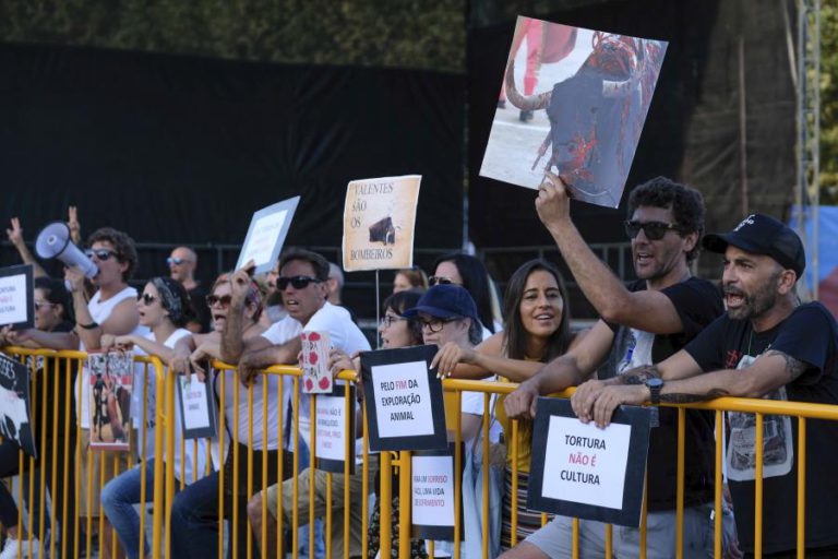 MEIA CENTENA EM MANIFESTAÇÃO EM PONTE DE LIMA CONTRA TOURADAS