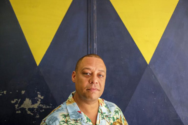 CARLÃO EDITA NOVO ÁLBUM E PERGUNTA: “ENTRETENIMENTO?”