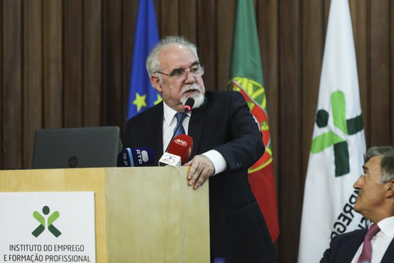 GOVERNO SÓ SE COMPROMETE A AUMENTAR SALÁRIO MÍNIMO ATÉ 600 EUROS