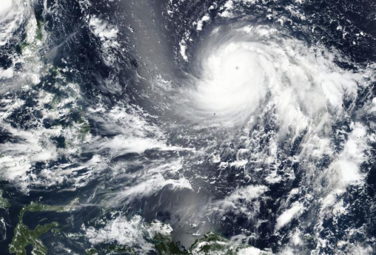 IÇADO SINAL 3 DE TEMPESTADE TROPICAL EM MACAU COM APROXIMAÇÃO DO BARIJAT
