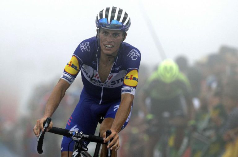 ENRIC MAS VENCE AO SPRINT NA MONTANHA, YATES PODE PREPARAR A FESTA NA VUELTA