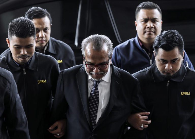 EX-PRIMEIRO-MINISTRO PRESO POR CORRUPÇÃO NA MALÁSIA