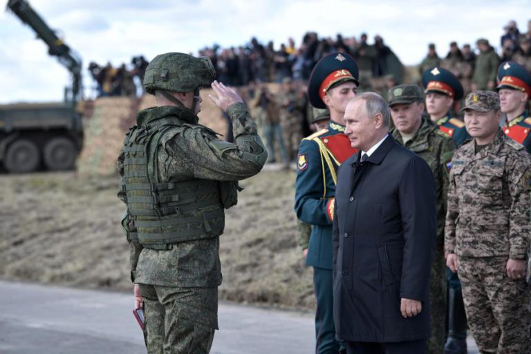 PUTIN ASSISTE A MANOBRAS MILITARES E DIZ QUE RÚSSIA “AMA A PAZ”