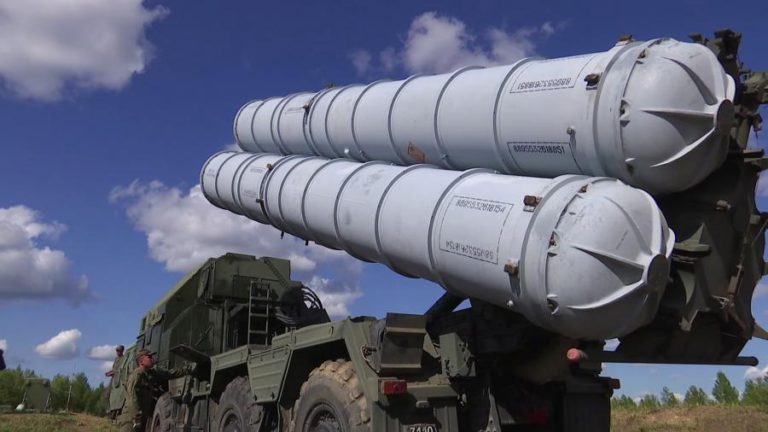 RÚSSIA FORNECERÁ SISTEMA COM MÍSSEIS ANTIAÉREOS S-300 EM DUAS SEMANAS