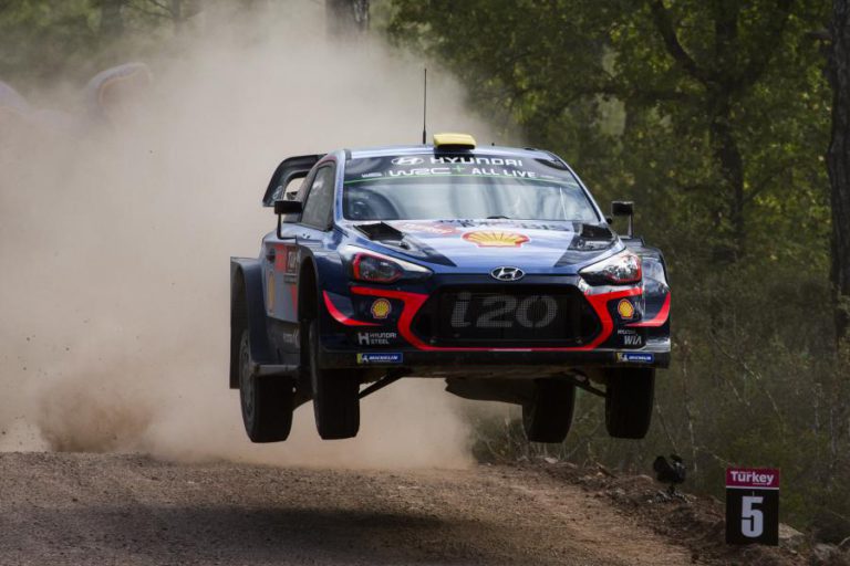 ANDREAS MIKKELSEN É O PRIMEIRO LÍDER NO RALI DA TURQUIA