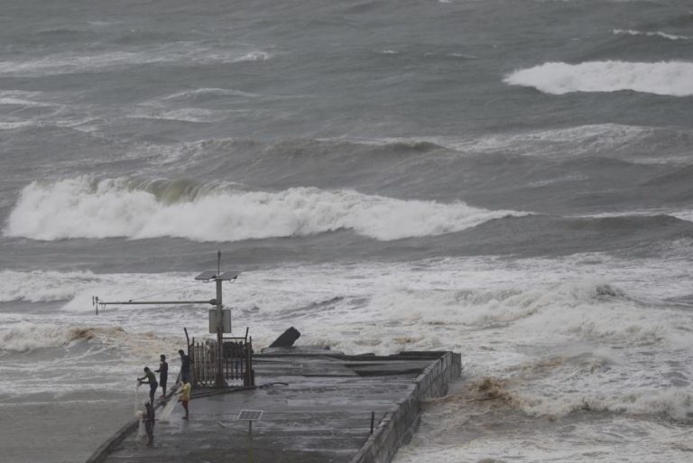 TUFÃO MANGKHUT ATINGE FILIPINAS