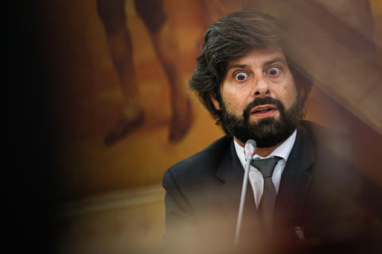 RICARDO FERREIRA DIZ QUE NÃO HÁ RENDAS EXCESSIVAS E CRITICA REGULADOR