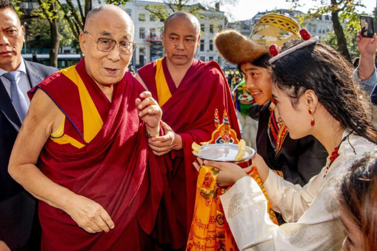 ALEGADAS VÍTIMAS DE ABUSOS ENTREGAM TESTEMUNHOS AO DALAI LAMA