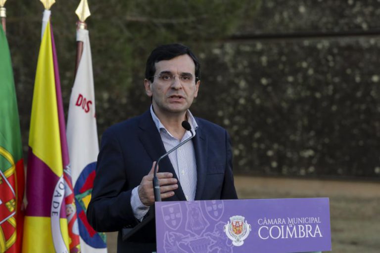 MINISTRO DA SAÚDE DIZ QUE HÁ QUEM CRITIQUE O SNS PARA O DESGASTAR E PRIVATIZAR