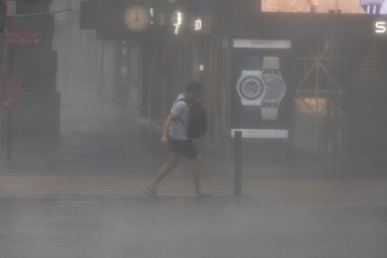 OPERAÇÕES DE LIMPEZA ARRANCARAM EM MACAU APÓS PIOR TEMPESTADE DO ANO