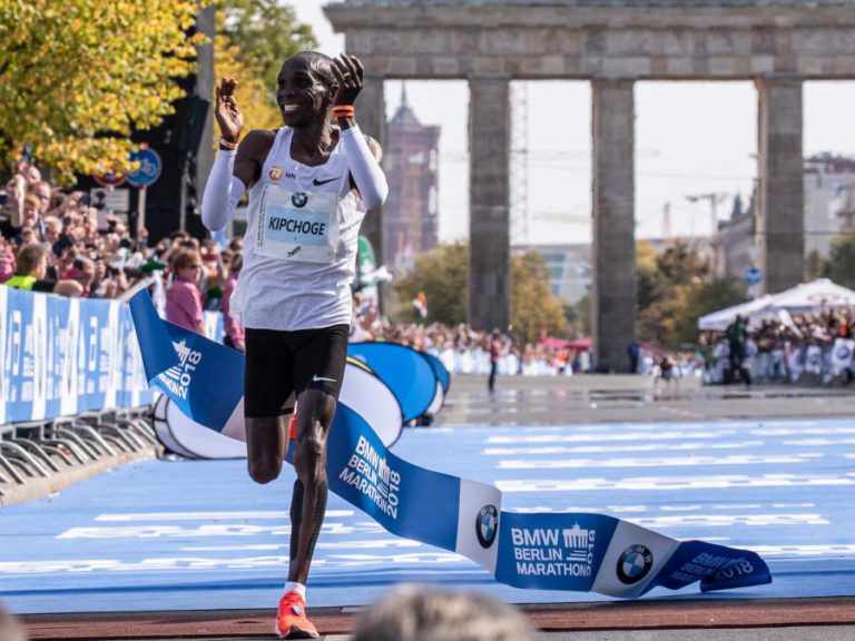 QUENIANO ELIUD KIPCHOGE BATE EM BERLIM RECORDE MUNDIAL DA MARATONA