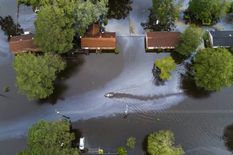 PELO MENOS 13 PESSOAS MORRERAM NOS ESTADOS UNIDOS DEVIDO À TEMPESTADE FLORENCE