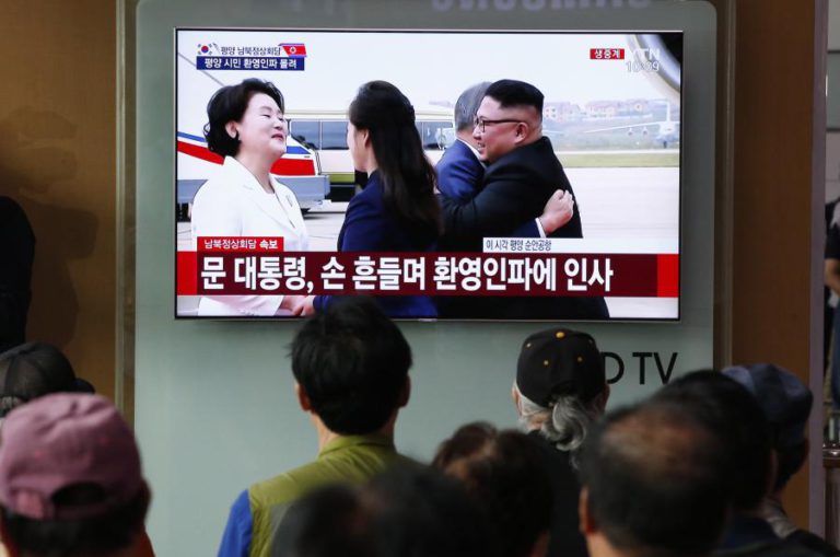 LÍDERES DAS COREIAS ABRAÇAM-SE NO AEROPORTO ANTES DA CIMEIRA SOBRE DESNUCLEARIZAÇÃO