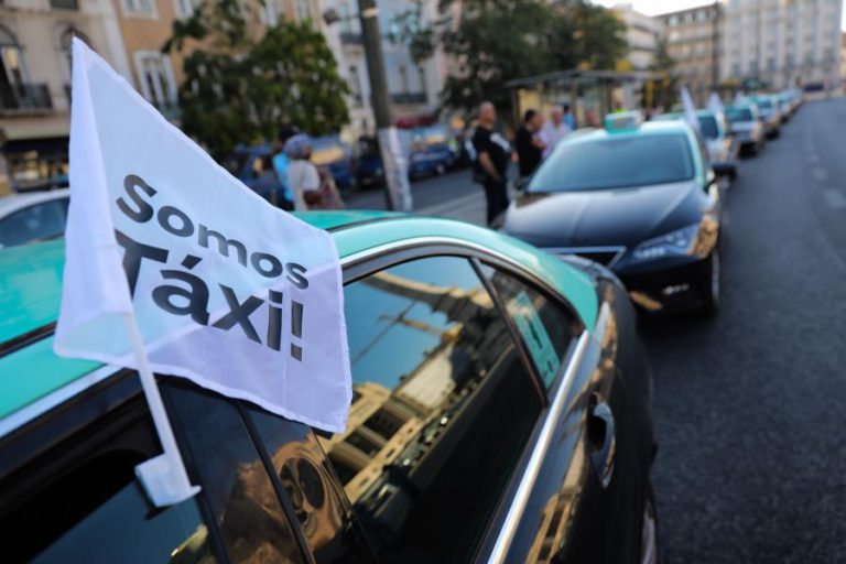 REPRESENTANTES DOS TAXISTAS RECEBIDOS NO PARLAMENTO À TARDE POR PARTIDOS