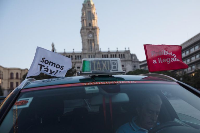AUMENTA PARA 280 NÚMERO DE TAXISTAS EM PROTESTO NO PORTO