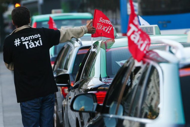 TAXISTAS AGUARDAM RESULTADOS DE REUNIÕES COM QUASE 1.500 CARROS PARADOS