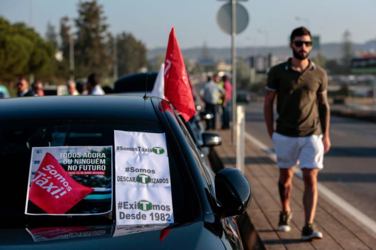 TAXISTAS DO ALGARVE CONTESTAM GRANDE AUMENTO DE CARROS DESCARACTERIZADOS NO VERÃO