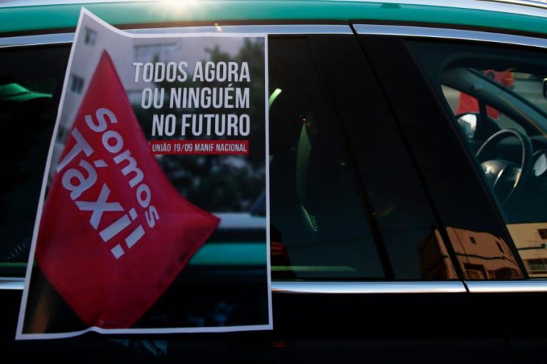 TÁXIS: PROFISSIONAIS PARALISADOS EM FARO SEGUEM APELO PARA CONTINUAR PROTESTO