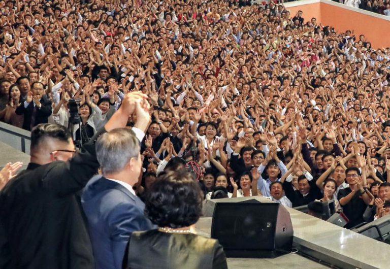 MOON JAE-IN DISCURSA PERANTE NORTE-COREANOS E PEDE FIM A 70 ANOS DE HOSTILIDADE