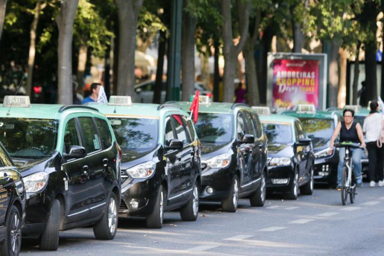 ORGANIZAÇÃO DO PROTESTO DOS TAXISTAS CONTABILIZA MAIS DE 1.300 CARROS EM LISBOA