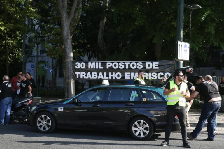 AO QUINTO DIA, TAXISTAS PROMETEM MANTER PROTESTO ATÉ À SUSPENSÃO DA LEI