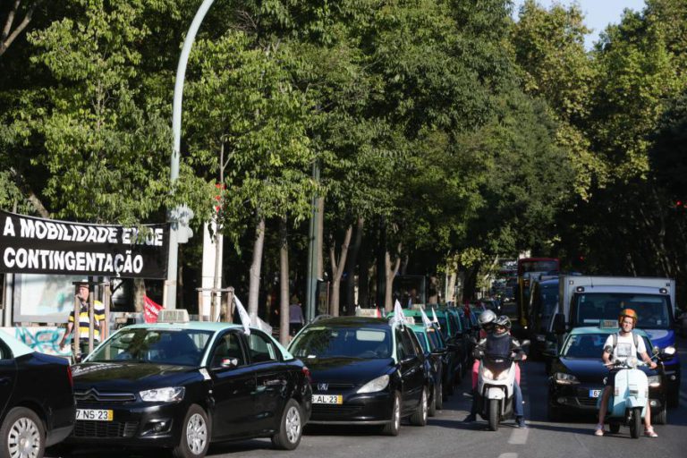 TAXISTAS MANTÊM PROTESTO ATÉ SEREM RECEBIDOS EM BELÉM