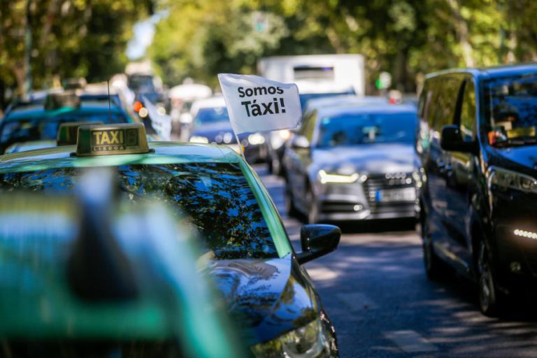 TAXISTAS INSISTEM QUE MANTÊM PROTESTO ATÉ SEREM RECEBIDOS PELO GOVERNO
