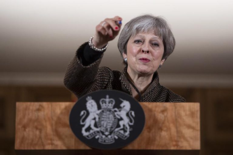 THERESA MAY PONDERA ANTECIPAR ELEIÇÕES PARA NOVEMBRO