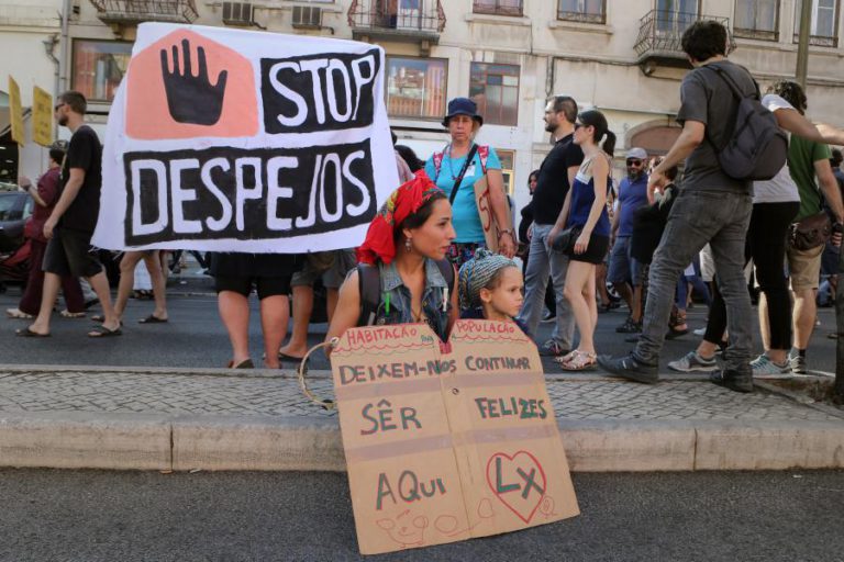 CENTENAS DE PESSOAS EM MANIFESTAÇÃO, EM LISBOA, A EXIGIR HABITAÇÃO PARA TODOS
