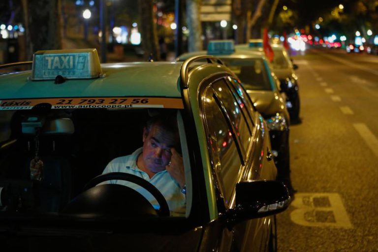 TAXISTAS NO SÉTIMO DIA DE PROTESTO EM LISBOA, PORTO E FARO