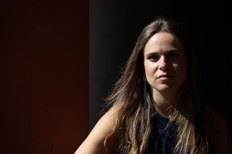 JOANA ESPADINHA EM BUSCA DA CANÇÃO POP PARA UM ÁLBUM QUE SAI NA SEXTA-FEIRA