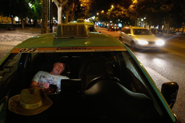 TAXISTAS AGUARDAM DEBATE PARLAMENTAR PARA TOMAREM DECISÕES