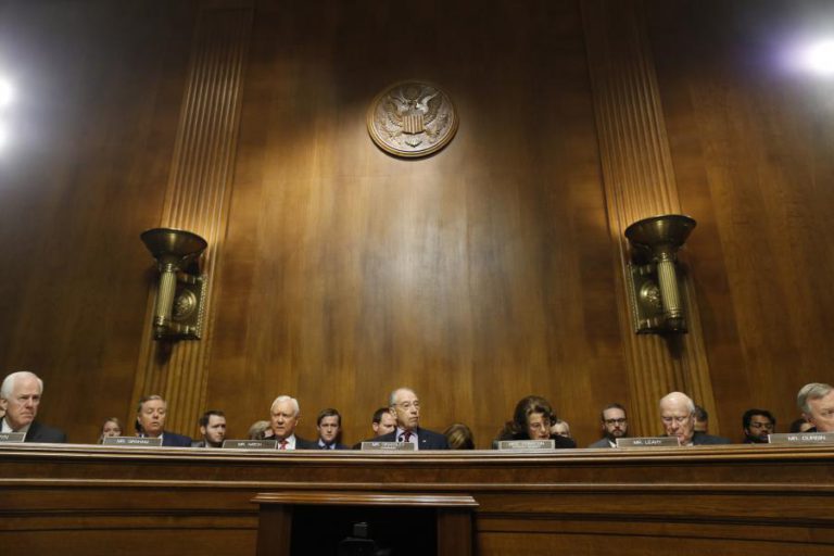 COMITÉ DO SENADO DEIXA PASSAR CANDIDATO DE TRUMP AO SUPREMO EM VOTAÇÃO PRELIMINAR