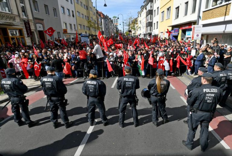 CENTENAS PROTESTAM EM COLÓNIA CONTRA VISITA DE ERDOGAN