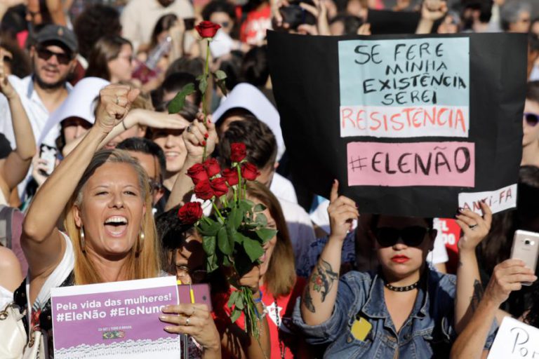 CERCA DE 300 PESSOAS EM LISBOA DIZEM “ELE NÃO” AO CANDIDATO BOLSONARO