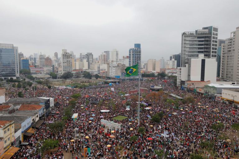 MILHARES PROTESTARAM CONTRA JAIR BOLSONARO NAS DUAS MAIORES CIDADES DO BRASIL