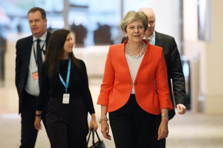 THERESA MAY ACUSA CRÍTICOS DO PLANO PARA ‘BREXIT’ DE MINAREM INTERESSE NACIONAL