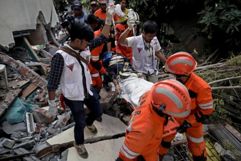 SETENTA E UM ESTRANGEIROS ESTAVAM EM PALU NO MOMENTO DO SISMO E DO TSUNAMI