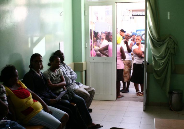 UM QUARTO DOS DOENTES NUM HOSPITAL EM CABO VERDE COM EVENTOS ADVERSOS A MEDICAMENTOS