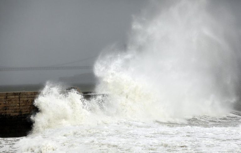 MARGINAL ENTRE PAREDE E CARCAVELOS ENCERRADA AO TRÂNSITO NUM SENTIDO