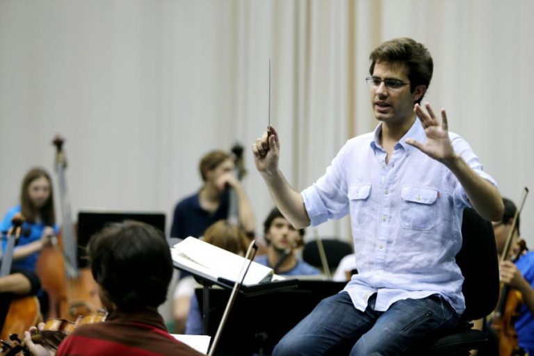 PORTUGUÊS DINIS SOUSA NOMEADO MAESTRO ASSISTENTE DO BRITÂNICO JOHN ELIOT GARDINER