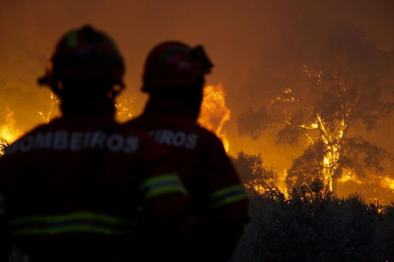 MAIS DE UMA CENTENA DE BOMBEIROS NO COMBATE A INCÊNDIO EM SETÚBAL