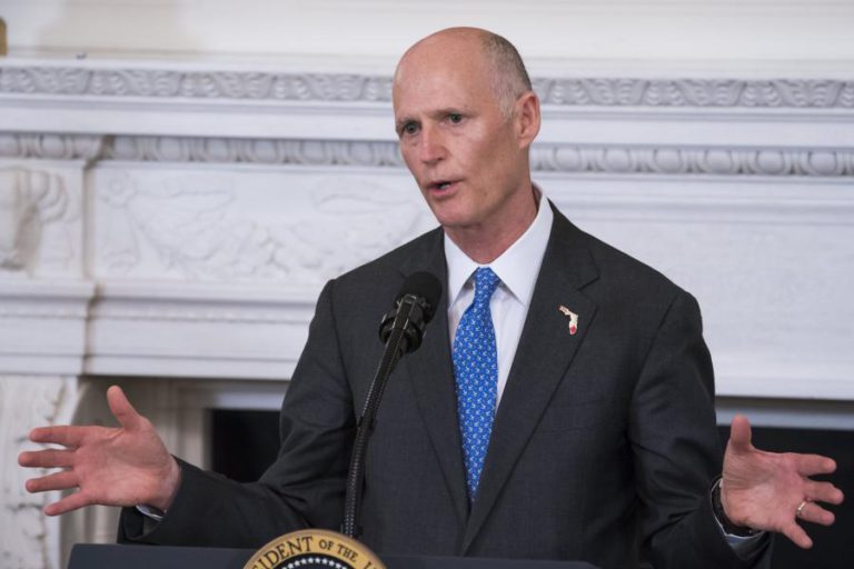 GOVERNADOR DA FLORIDA ACONSELHA PESSOAS NA ROTA DO FURACÃO A PROCURAREM REFÚGIO