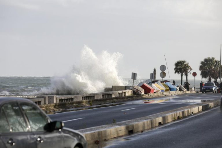 PORTUGAL CONTINENTAL COM 13 DISTRITOS SOB AVISO VERMELHO DEVIDO A FURACÃO LESLIE