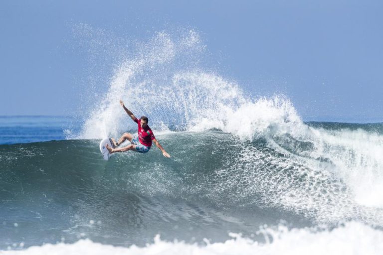 SURFISTA FREDERICO MORAIS VENCE CONNER COFFIN E ESTÁ NA QUARTA RONDA EM PENICHE