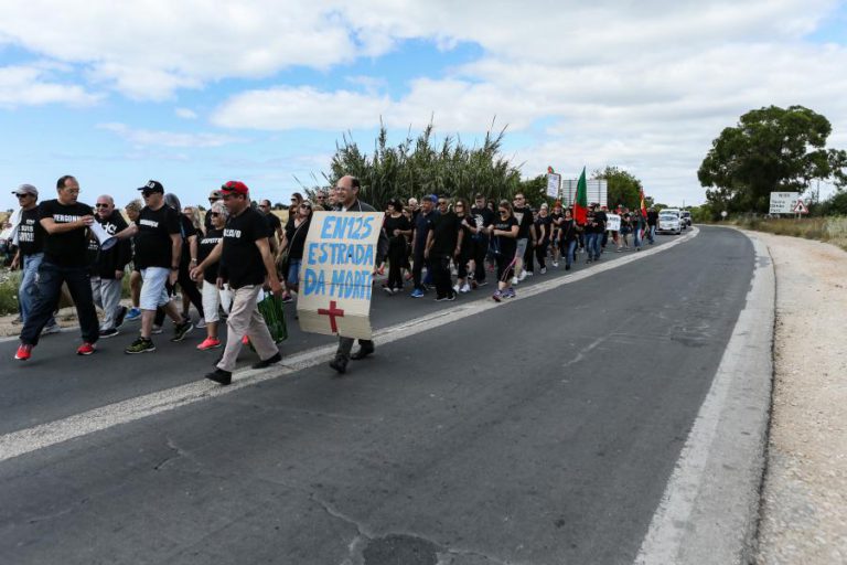 MOVIMENTO DE UTENTES DA EN125 EXIGE NO PARLAMENTO REQUALIFICAÇÃO DE TROÇO DA VIA