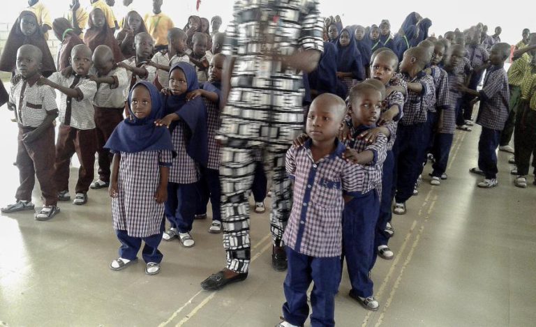 CENTENAS DE CRIANÇAS-SOLDADO LIBERTADAS DO GRUPO BOKO HARAM NA NIGÉRIA