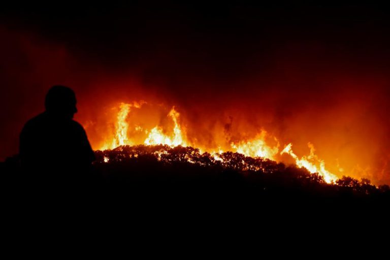 MAIS DE 200 BOMBEIROS CONTINUAM COMBATE A INCÊNDIO EM VILA VERDE